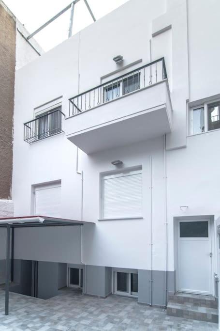 Downtown Rare And Modern Two Storey Building Афины Экстерьер фото